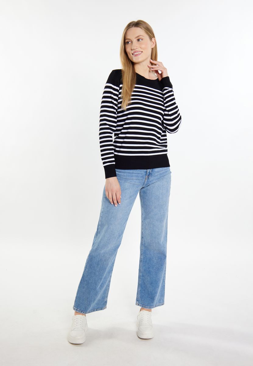 Klassischer maritimer Streifenstrick-Pullover