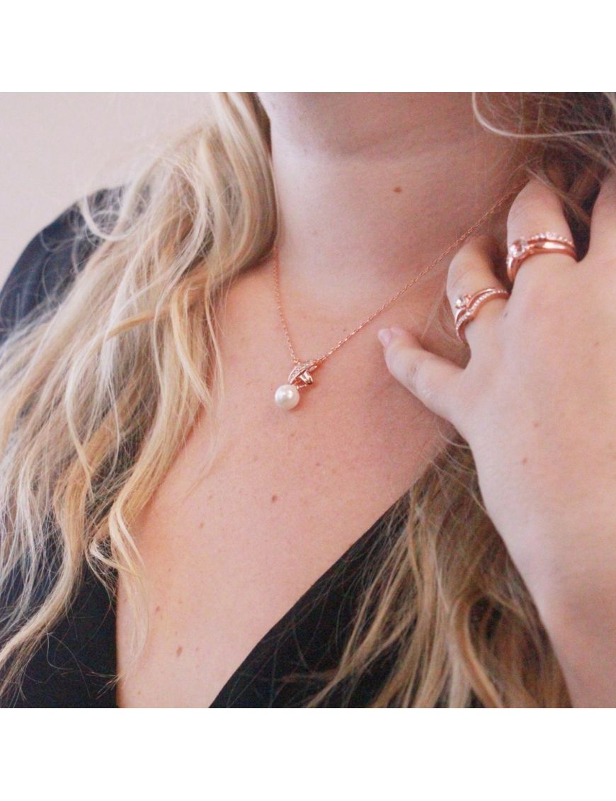 Elegante Perlenkette mit Kreuzanhänger