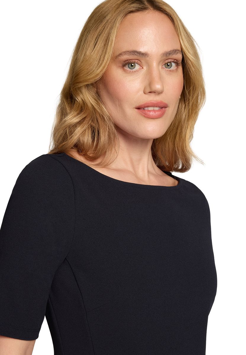 Elegantes Kurzarmkleid mit Gürtel