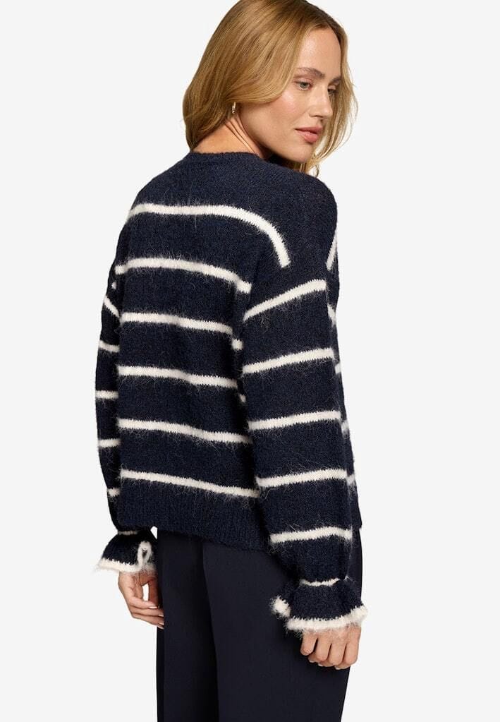 Gestreifter Flauschpullover mit Rüschenbündchen