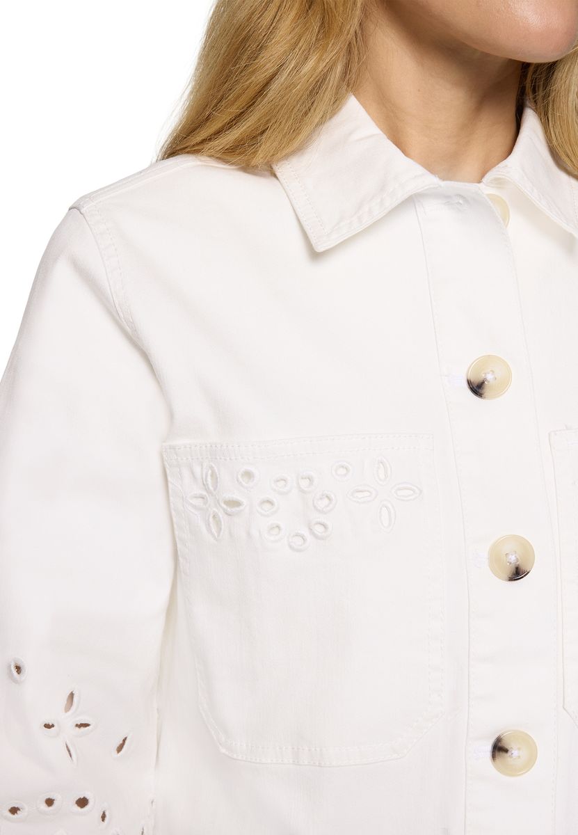 Kurze Jacke mit Lochstickerei