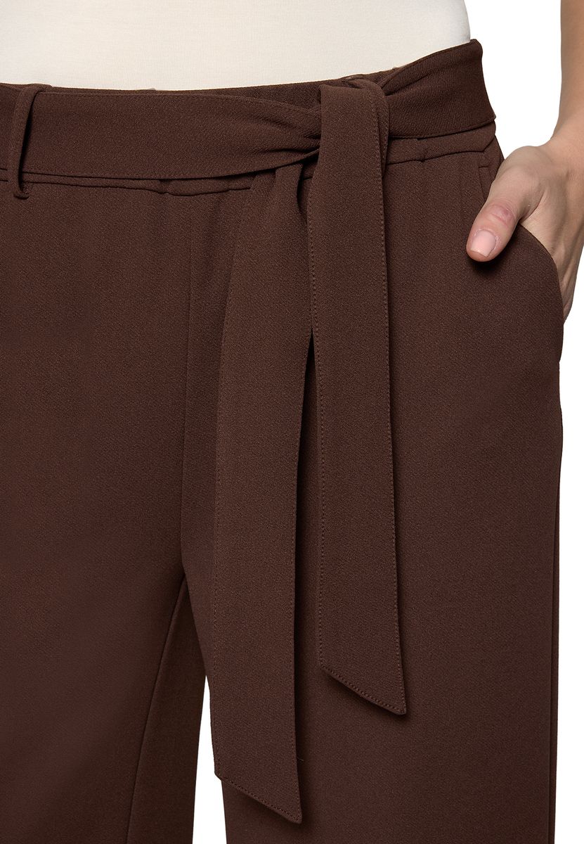 Weite Hose mit Bindegürtel