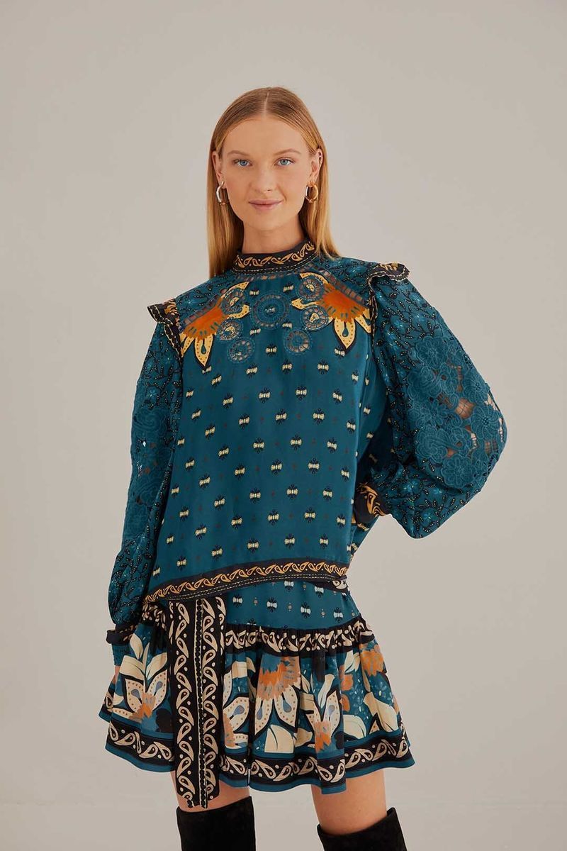 Gemusterte Bluse mit Stehkragen und Rüschen