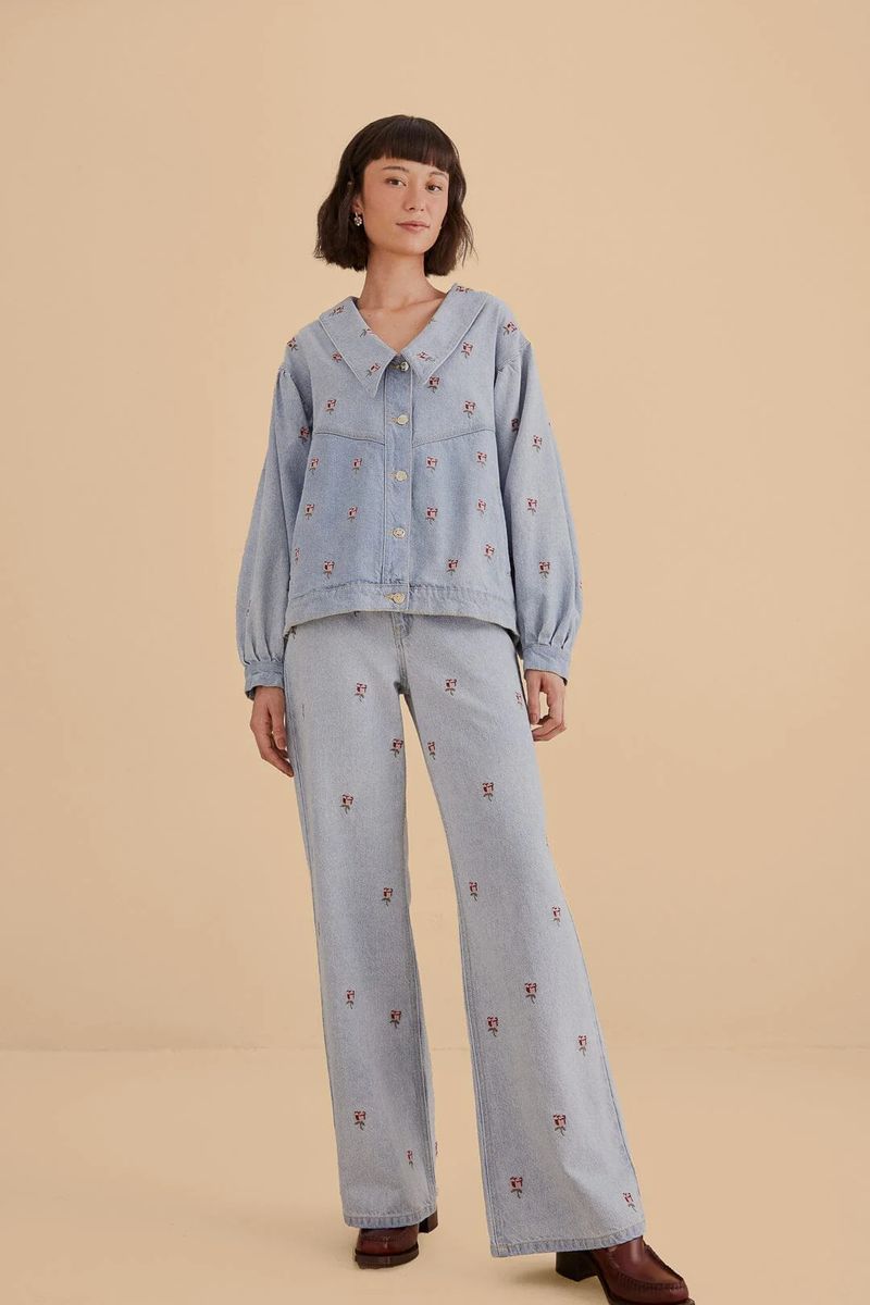 Weite Jeans mit Rosen-Stickerei
