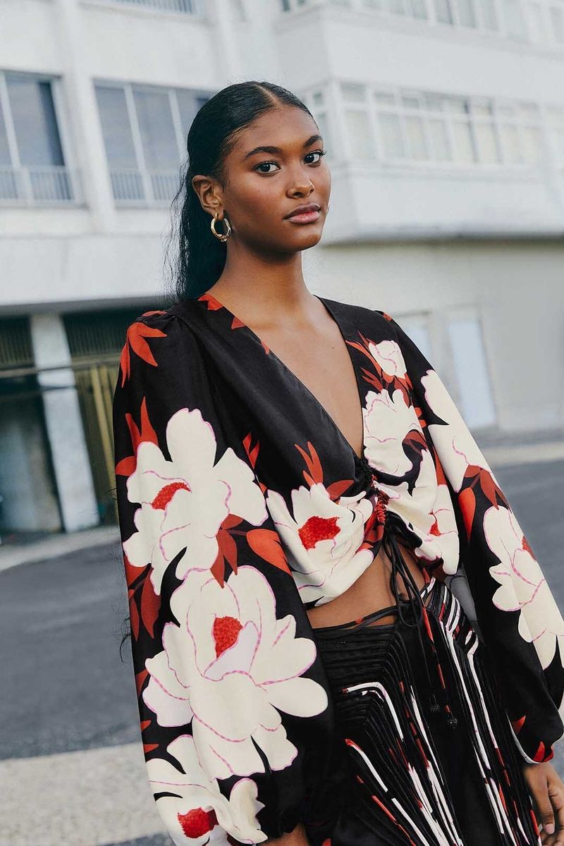 Bluse mit Pfingstrosen-Print und Bindeband