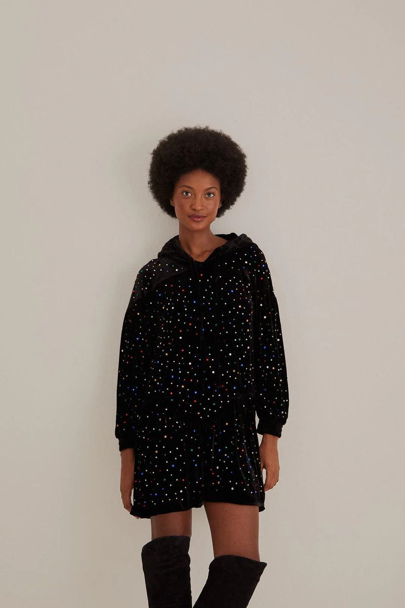 Verziertes Samtkleid mit Kapuze
