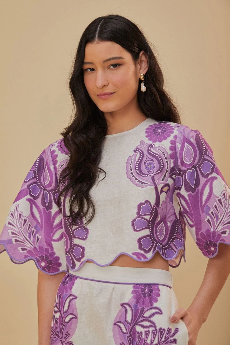 Kurzbluse mit Paisley-Blumenmuster und Wellensaum