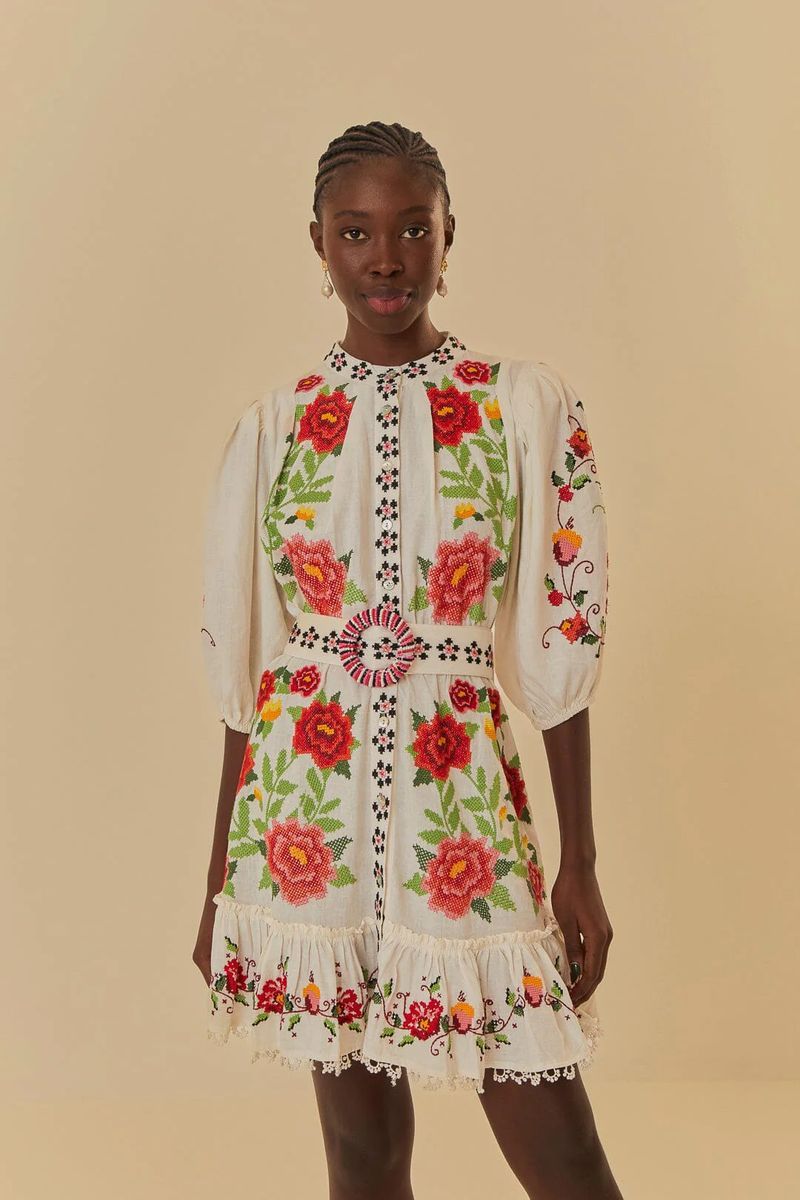 Besticktes Mini-Blumenkleid mit Gürtel