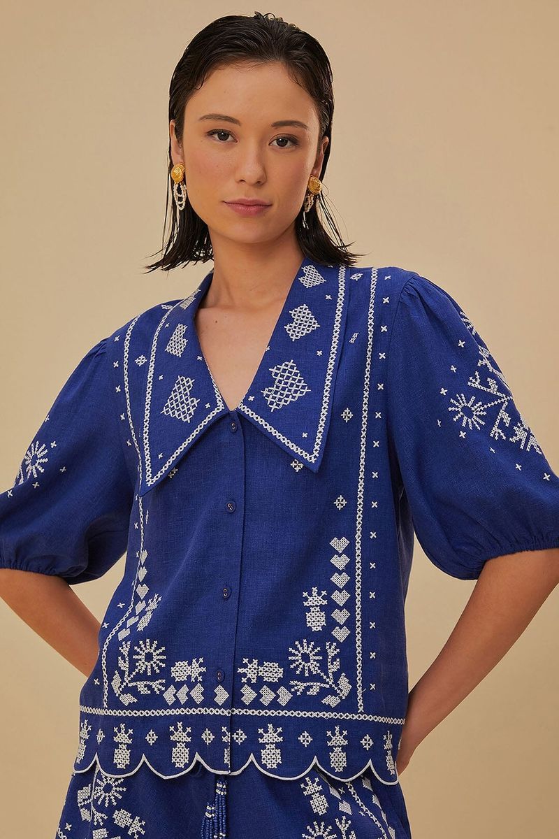Bestickte Bluse mit Wellensaum