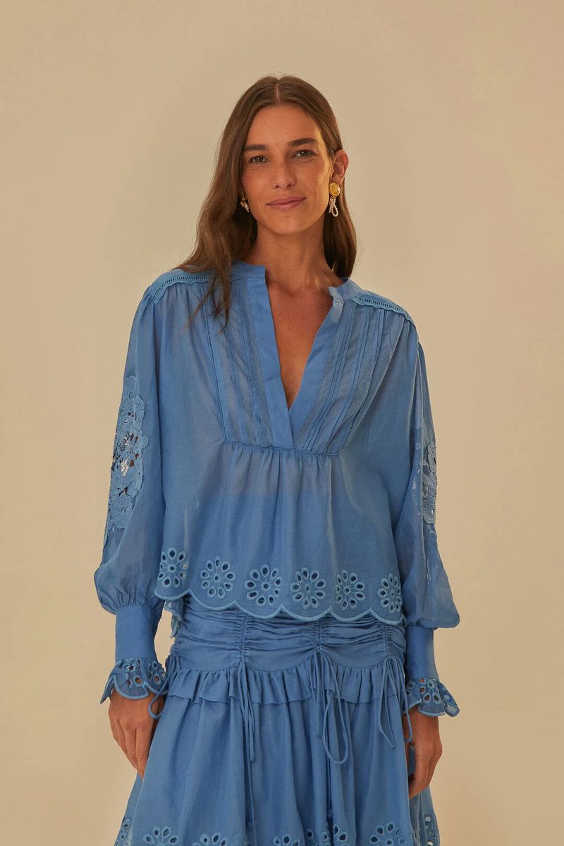 Plissierte Lochstickerei-Bluse mit Wellensaum