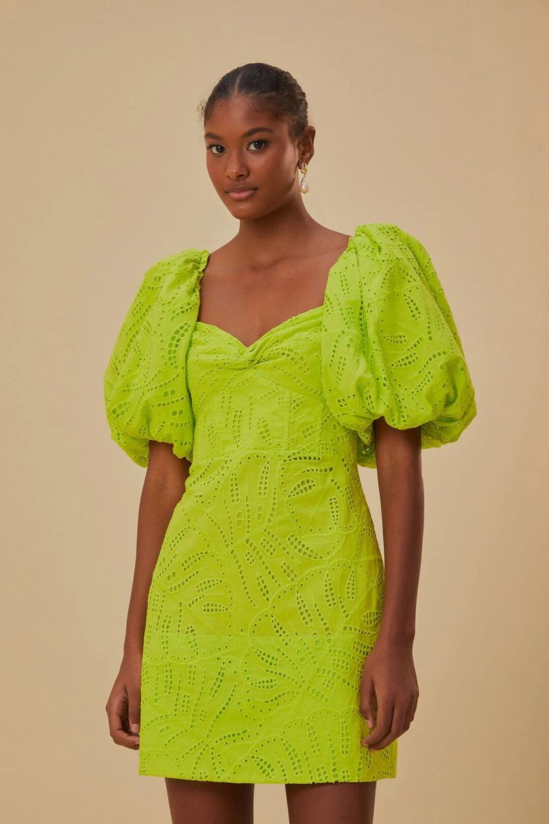 Mini-Kleid mit Monstera-Stickerei und Puffärmeln