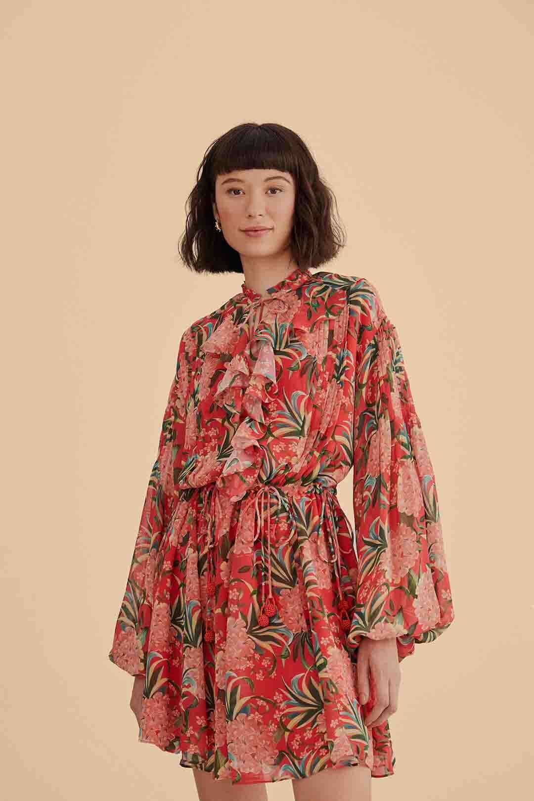 Gerafftes Modell mit Botanischem Print