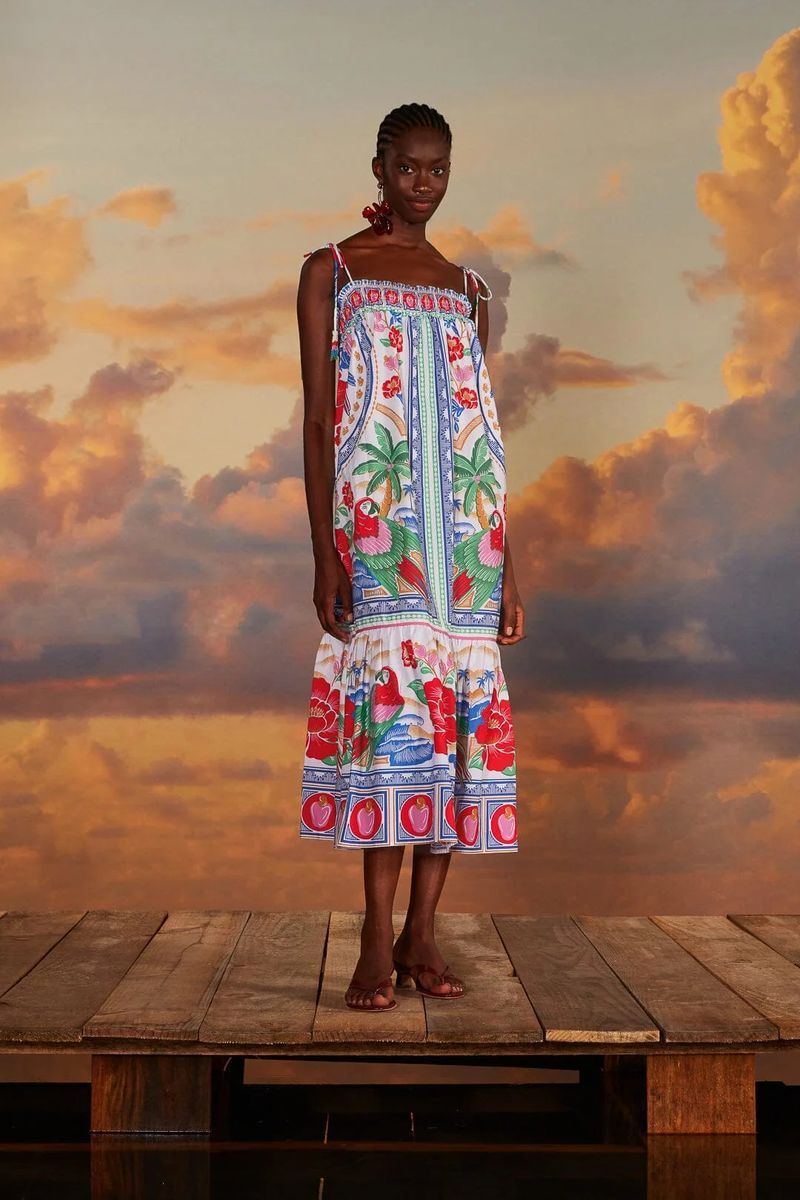 Gestuftes Maxi-Kleid mit Tropen-Stickerei