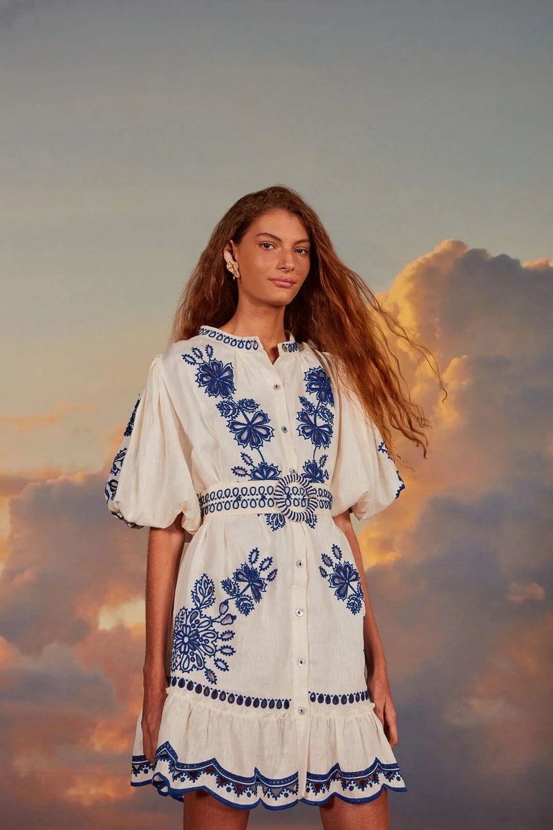 Besticktes Leinen-Minikleid mit Wellensaum