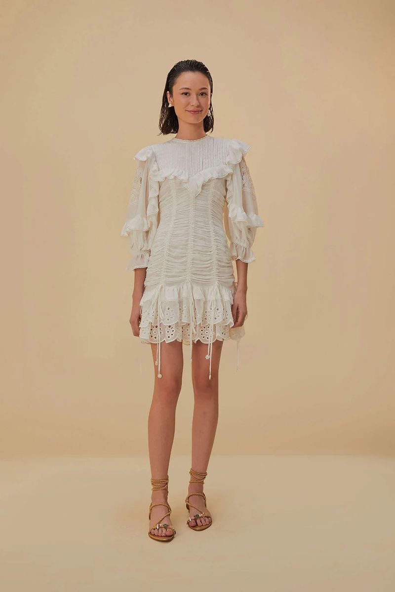 Minikleid aus Lochspitze mit Rüschen
