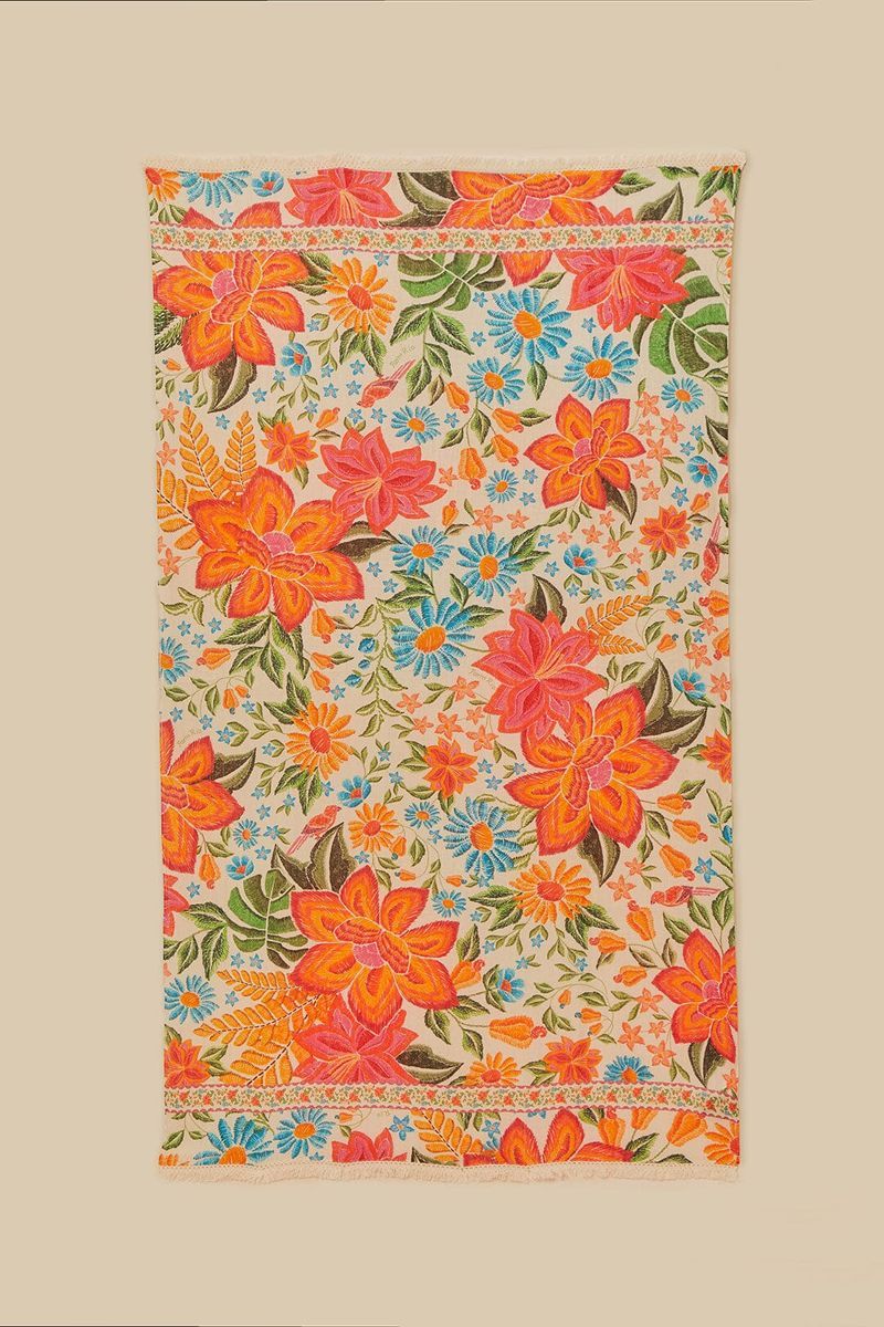 Farbenfroher Strand-Pareo mit Blumenmuster