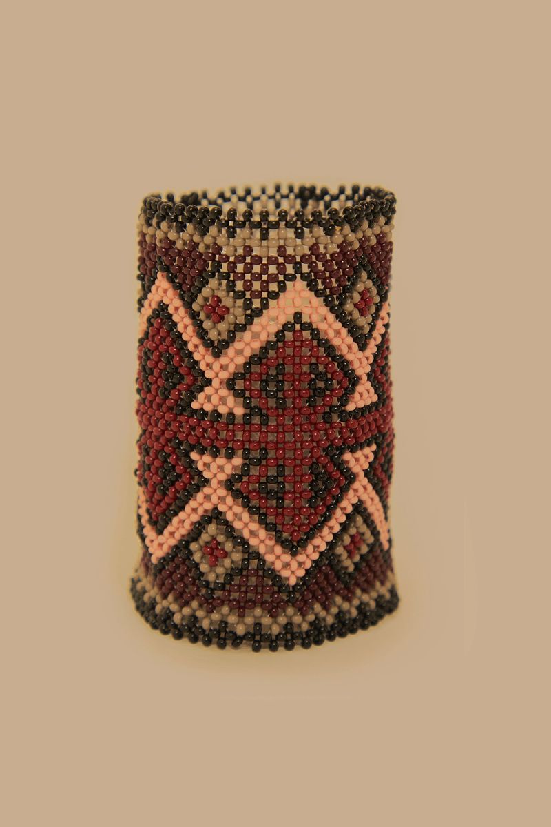 Handgefertigtes geometrisches Perlen-Manschettenarmband