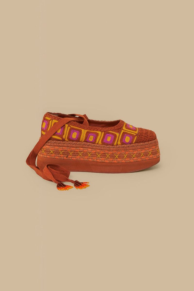 Bestickte Plateau-Espadrilles mit Bändern