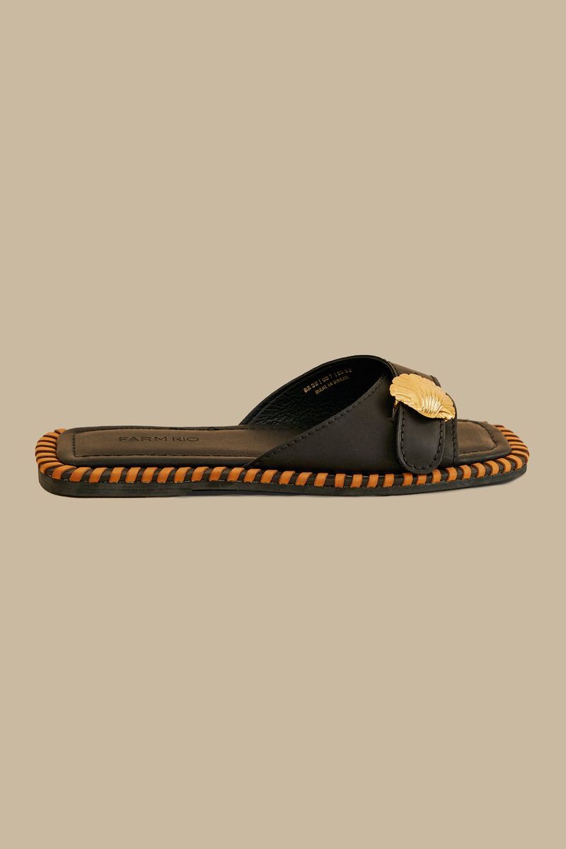 Flache Leder-Slides mit Muschel-Verzierung