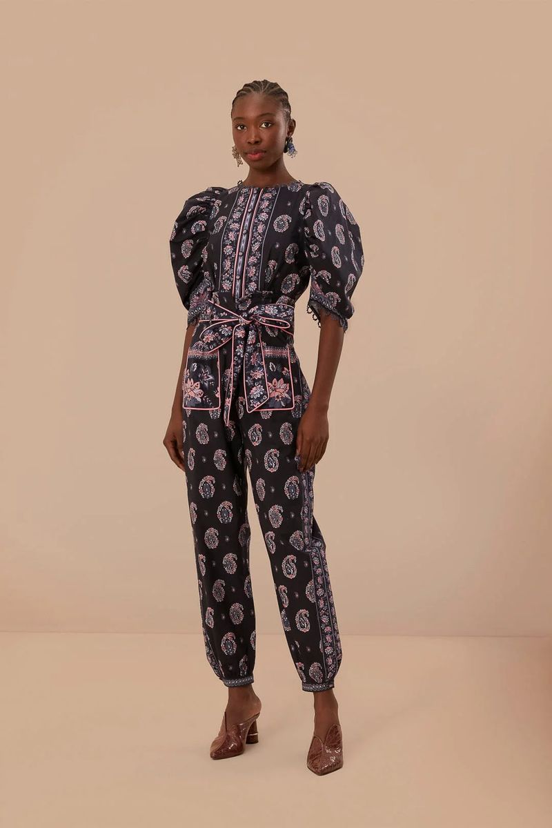 Paisley-Jumpsuit mit Gürtel und Puffärmeln