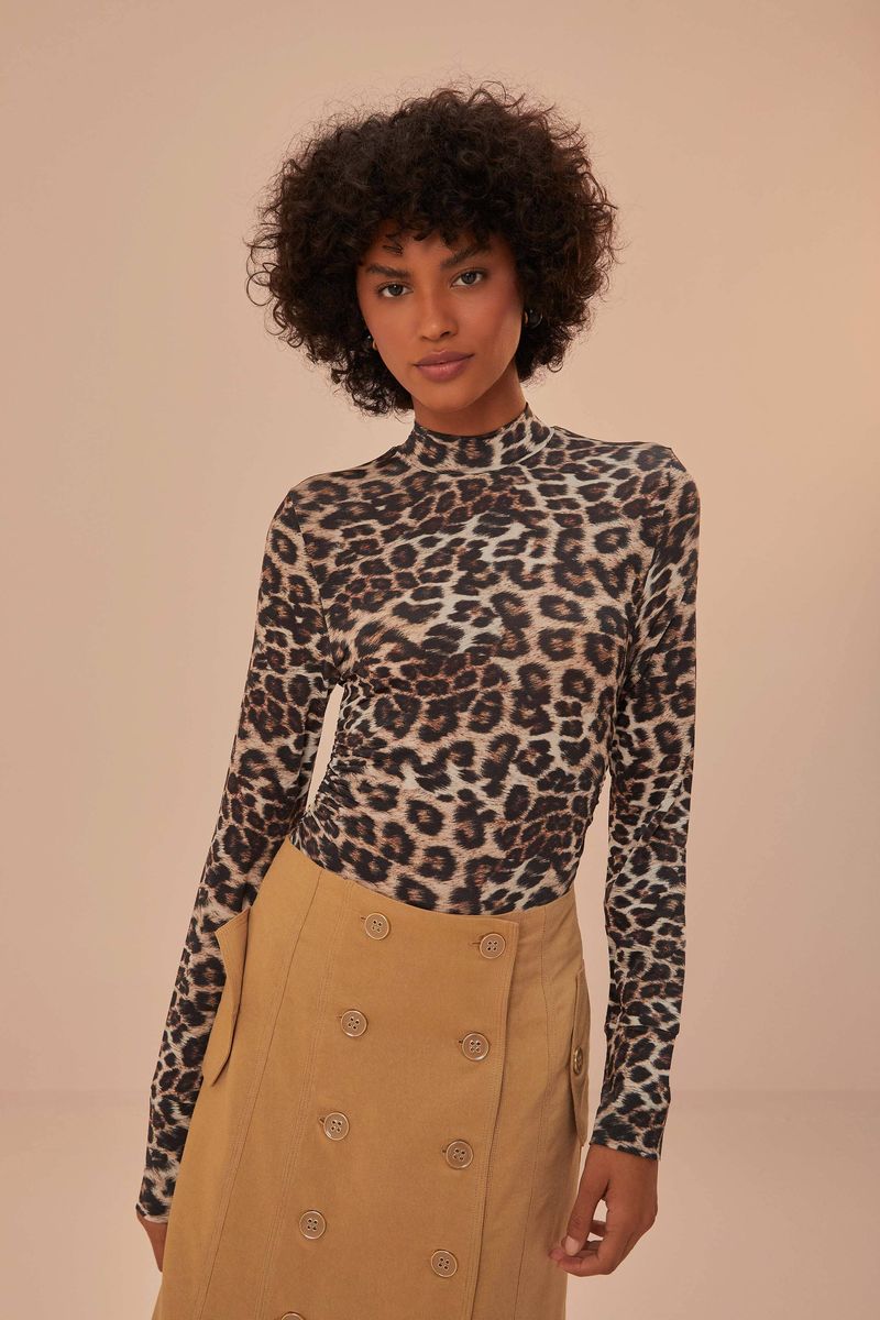 Enganliegende Bluse mit Leoparden-Stehkragen