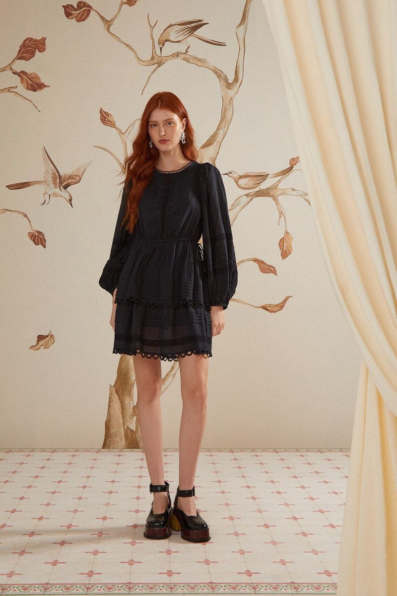 Minikleid mit Spitzendetails und Ballonärmeln