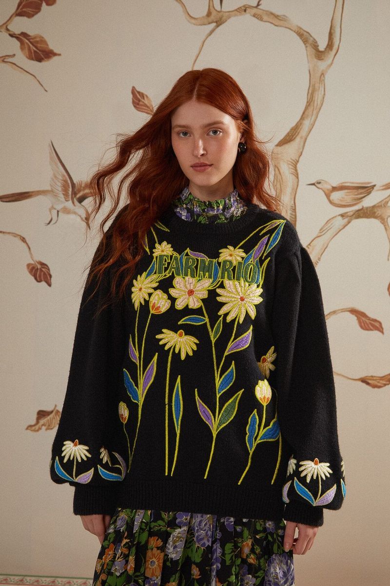 Bestickter Strickpullover mit Blumenmuster