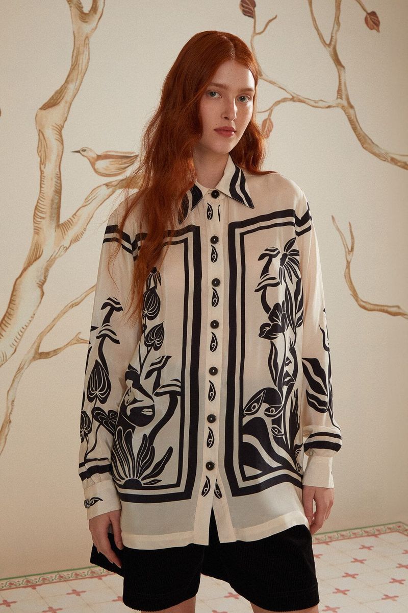 Relaxte Bluse mit künstlerischem Botanik-Print