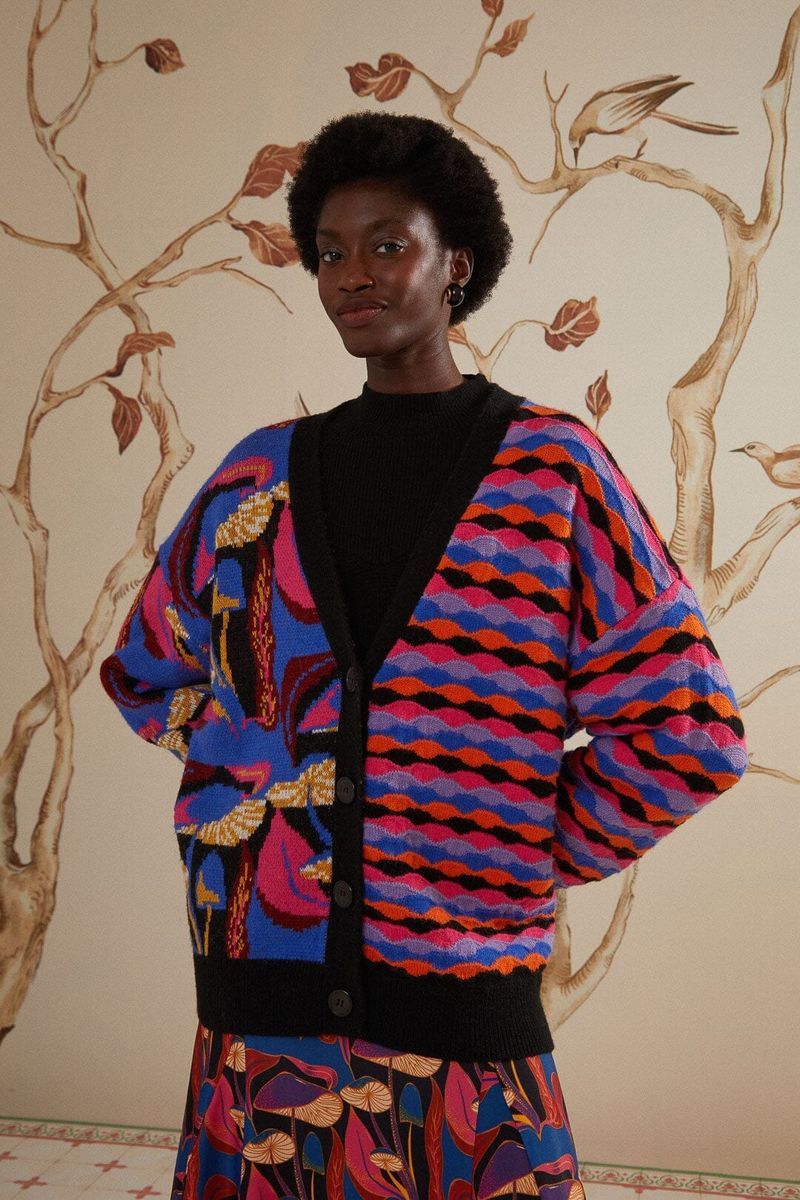 Farbenfrohe Strickjacke mit Pilzmotiv