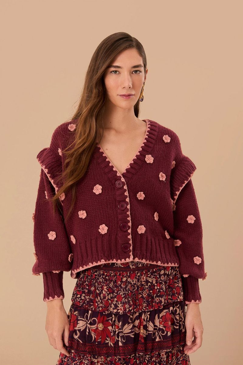 Strickjacke mit Häkelblumen und Rüschen