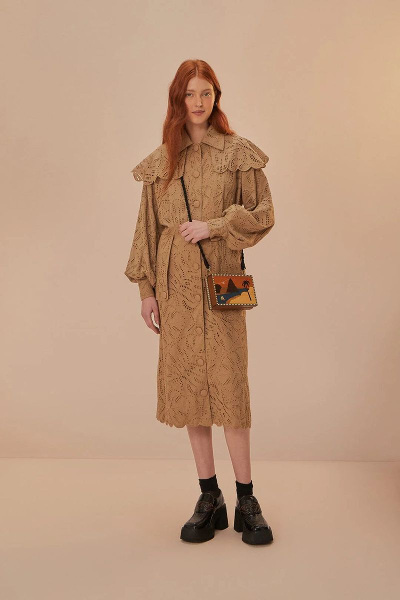 Bestickter Trenchcoat mit Rüschendetails