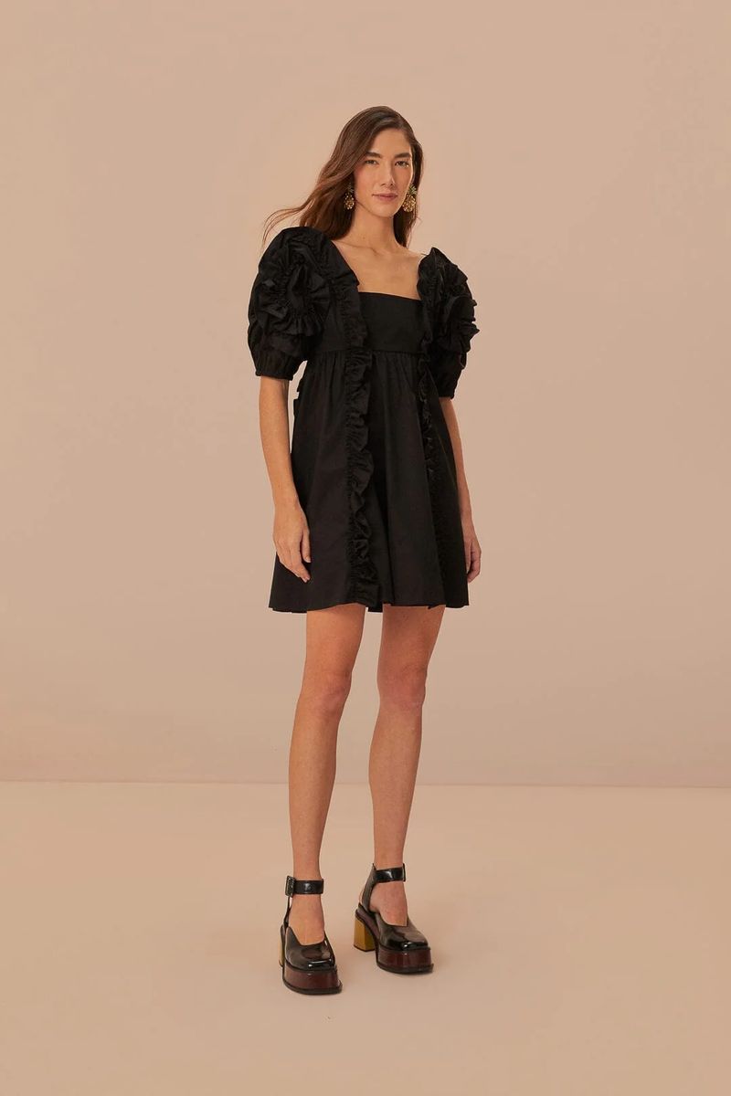 Minikleid mit Rüschen und Puffärmeln