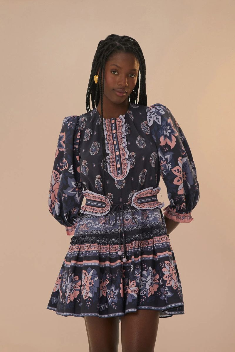 Kurzes Kleid mit Paisleymuster und Rüschen