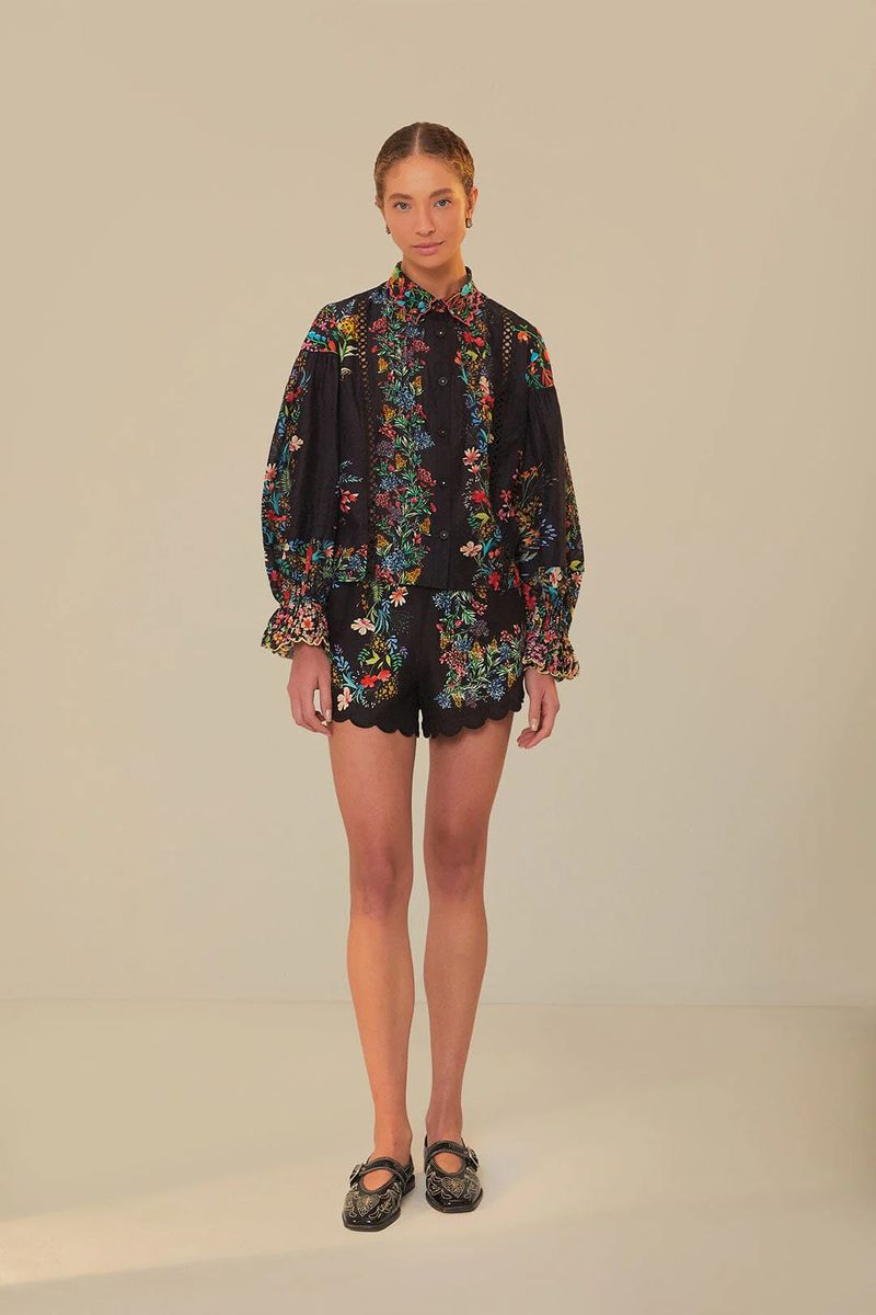 Shorts mit botanischem Muster und Wellensaum