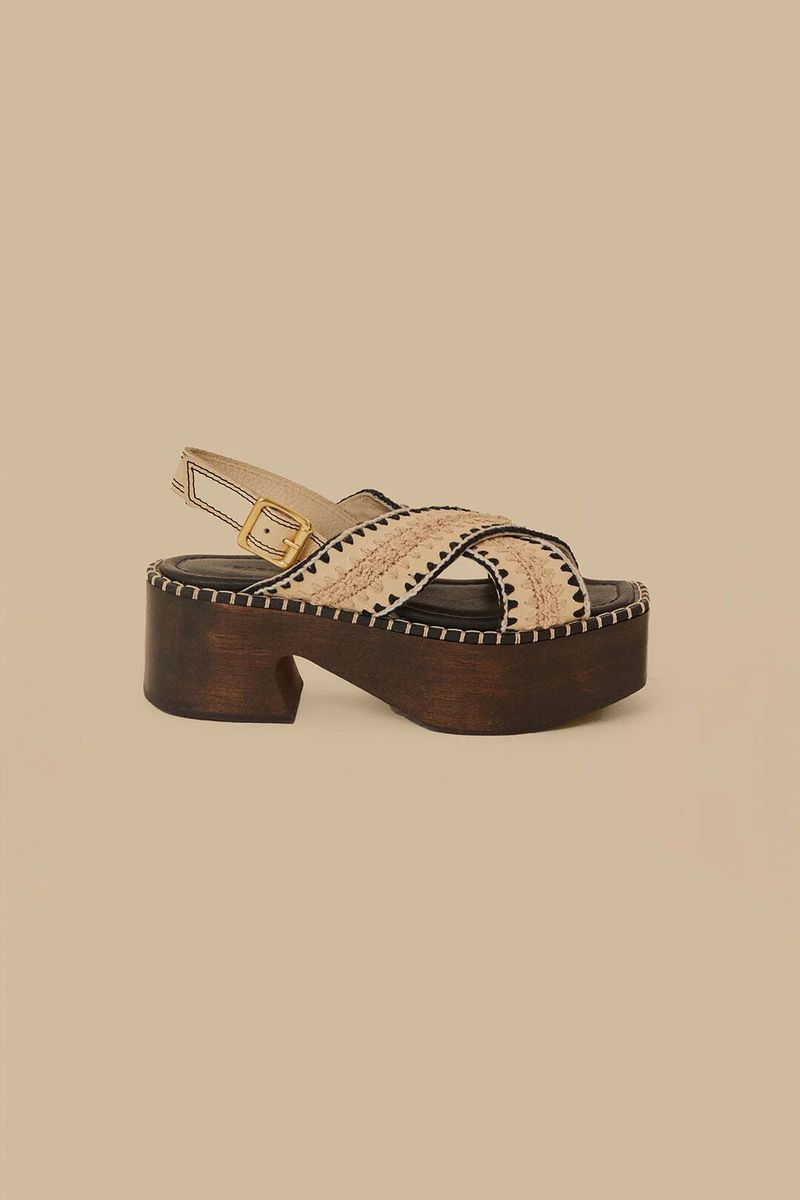 Holzplateau-Sandalen mit gekreuzten Riemen