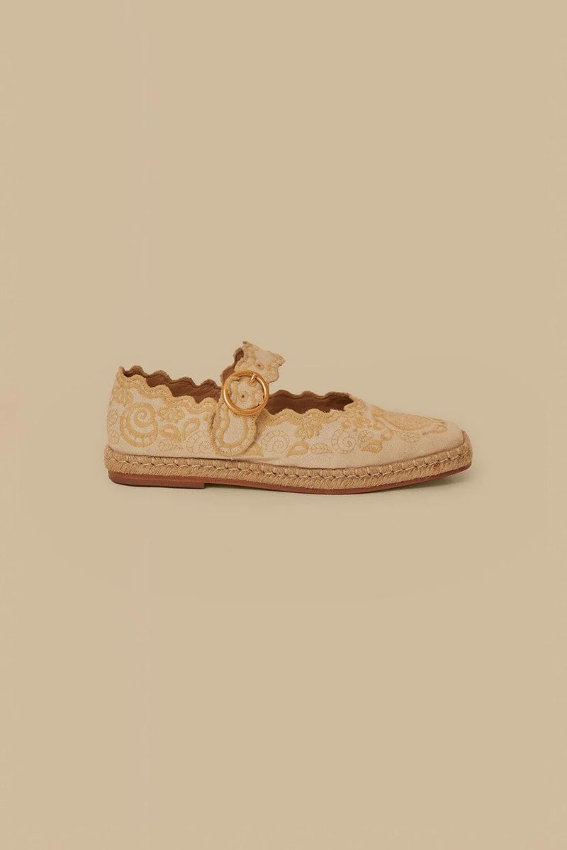 Bestickte Mary Janes mit Wellenrand