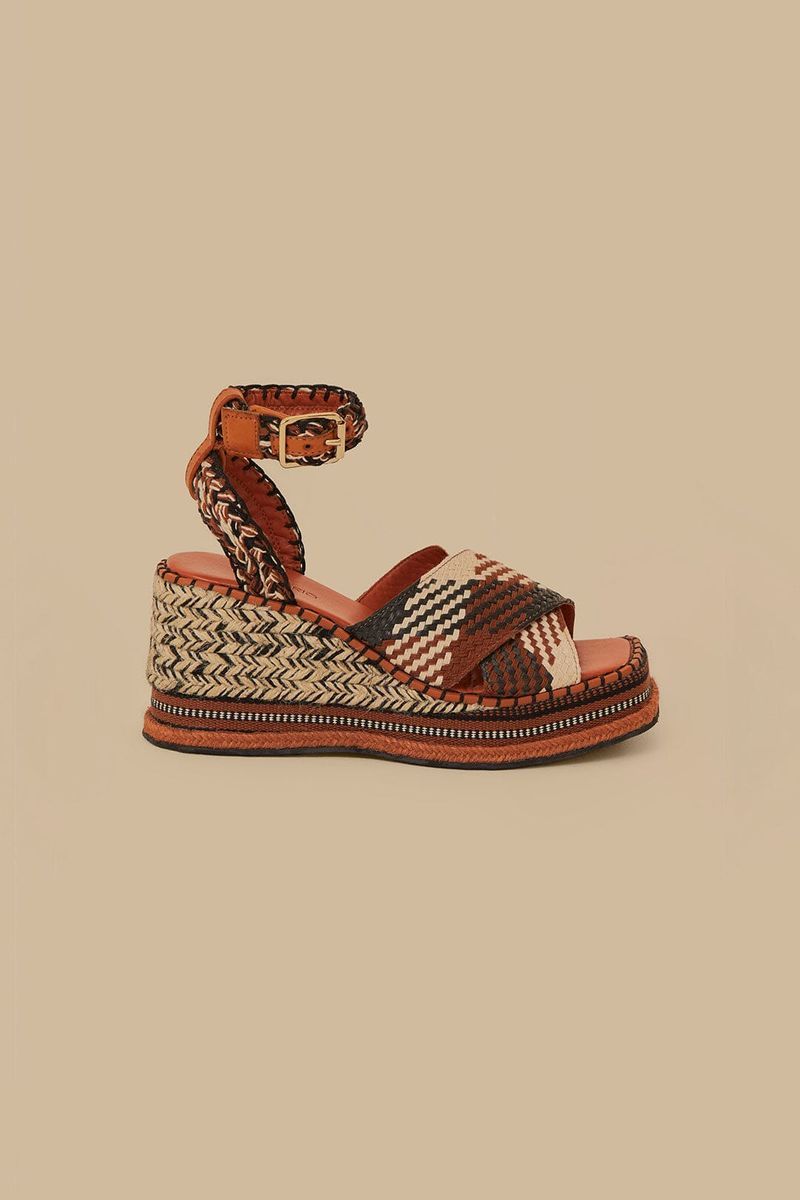 Mehrfarbige Keilsandalette mit Kreuzriemen
