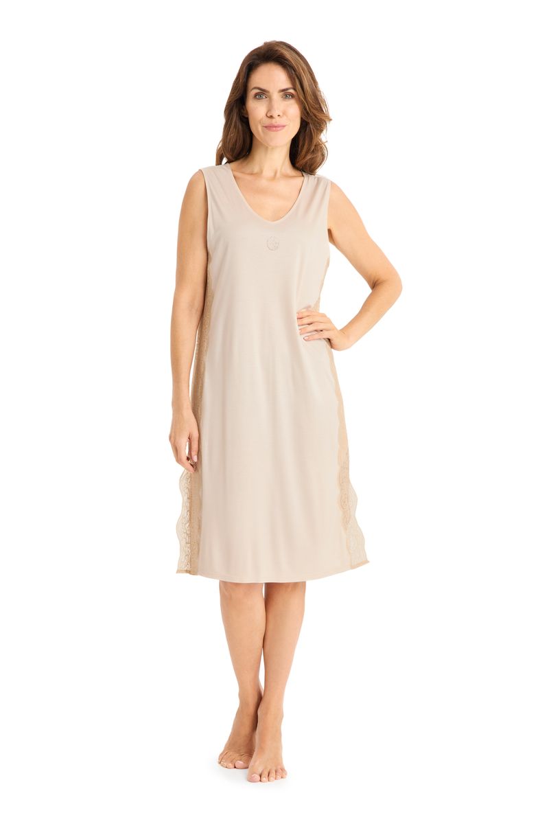 Elegantes Negligé mit Spitzeneinsätzen