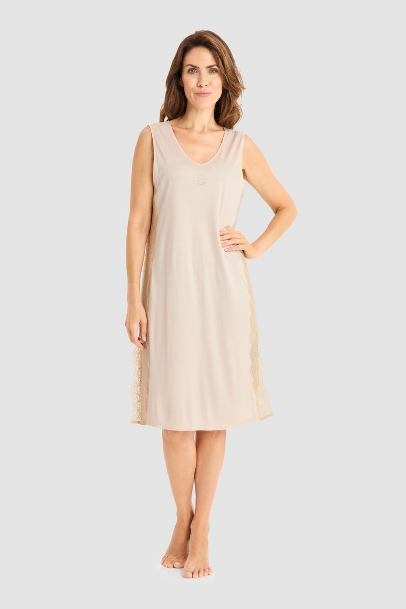 Elegantes Negligé mit Spitzeneinsätzen