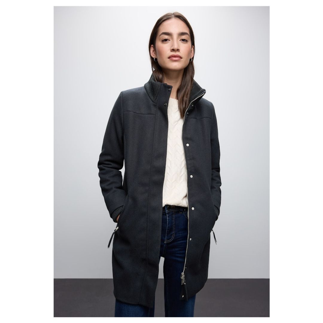 Eleganter Kurzmantel mit Strickkragen