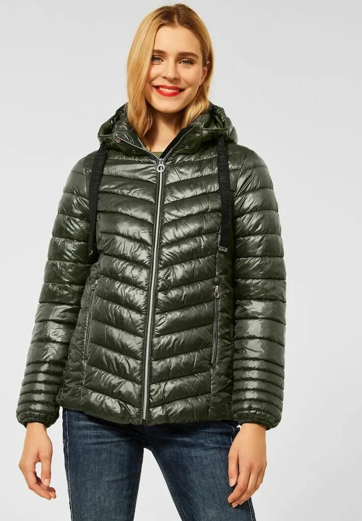Glänzende Steppjacke im Chevron-Design