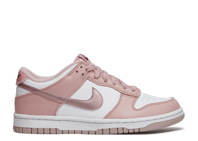 Low-Top Sneaker im Basketball-Stil