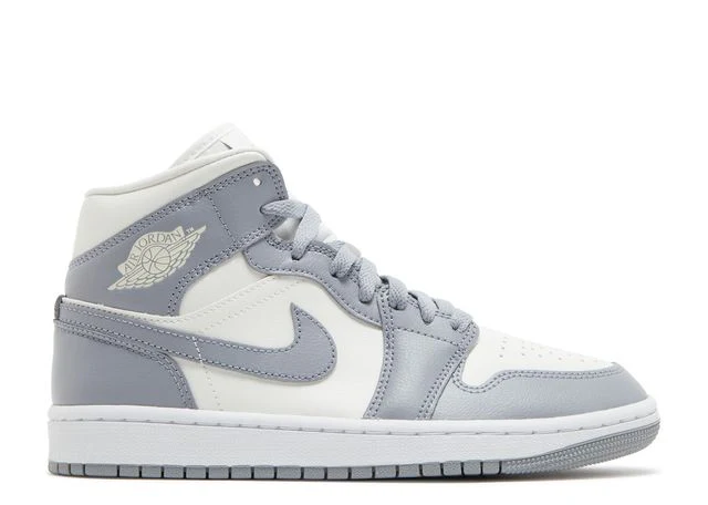 Mid-Top Basketball-inspirierte Leder-Sneaker