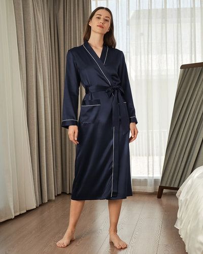 Eleganter langer Seidenmorgenmantel