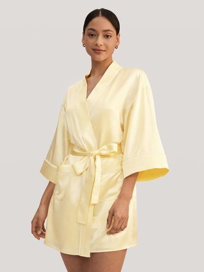 Luxuriöser goldener Seidenkimono-Bademantel