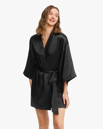 Luxuriöser Mini-Bademantel aus Seidensatin