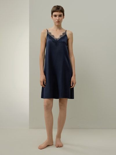 Elegantes Seidenunterkleid mit Spitze