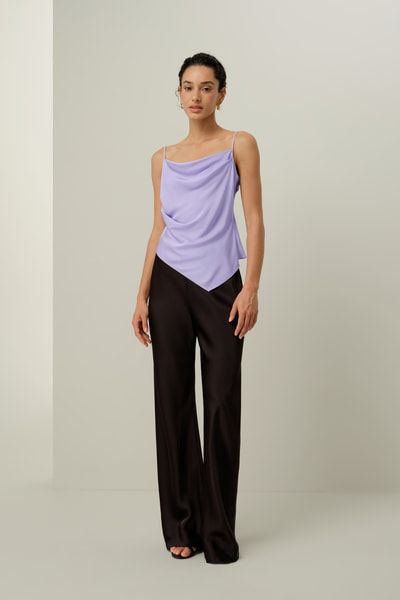 Elegantes Seiden-Camisole mit asymmetrischer Drapierung