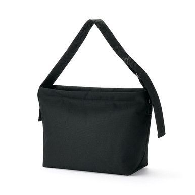 Schultertasche mit breitem Tragegurt
