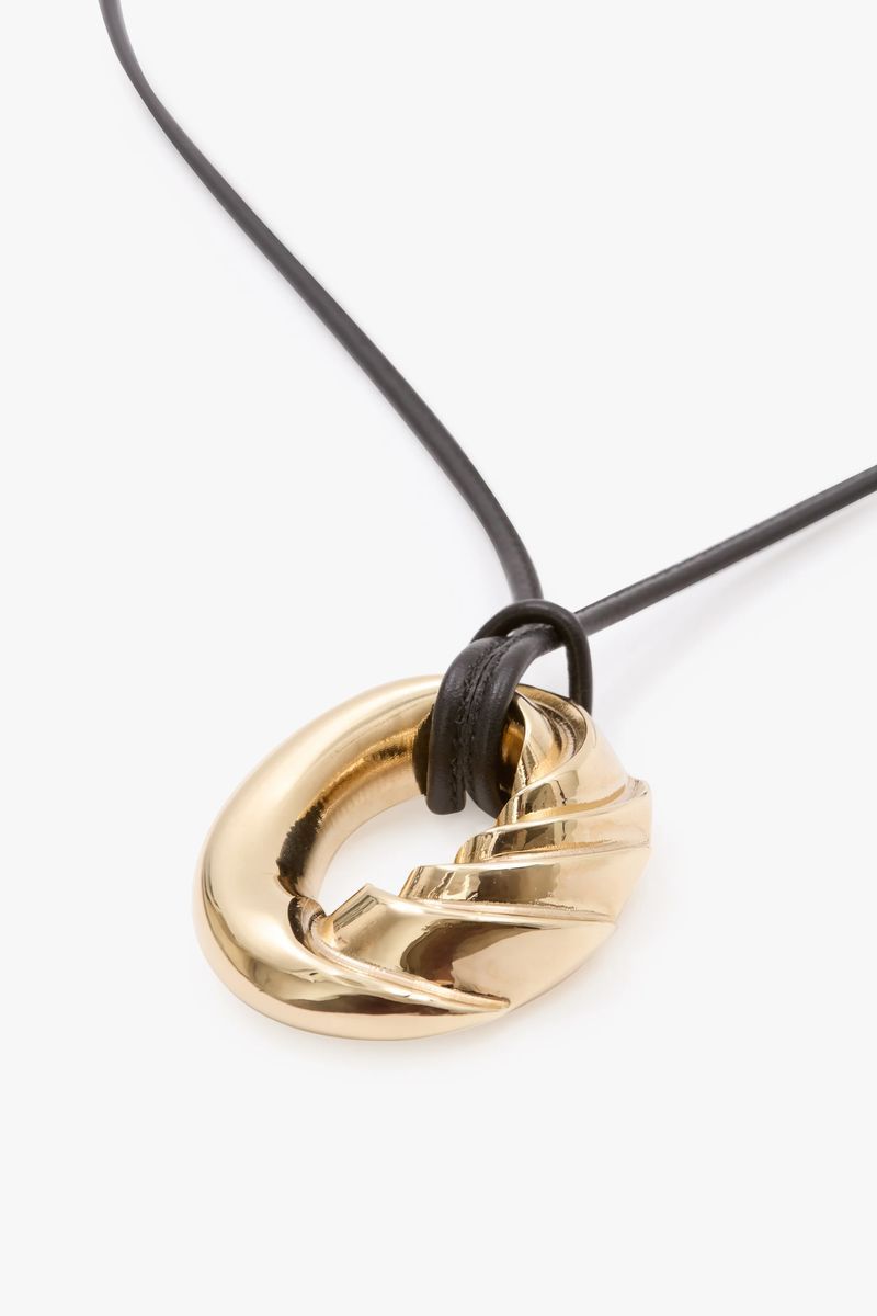 Skulpturaler klobiger Ring-Anhänger an Kordel